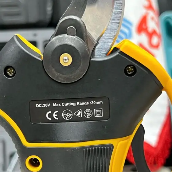 قیچی شارژی دیوالت